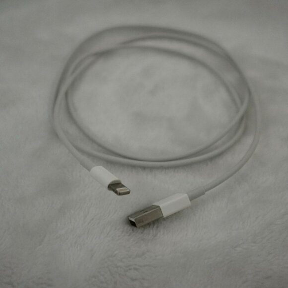 Apple 12W USB Power Adapter & Lightning to USB Cable - Picture 2 of 6